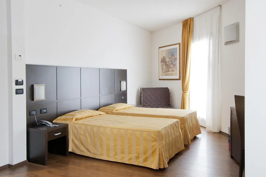 Hotel Leon Bianco Адриа