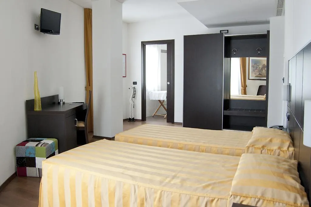 Hotel Leon Bianco Адриа