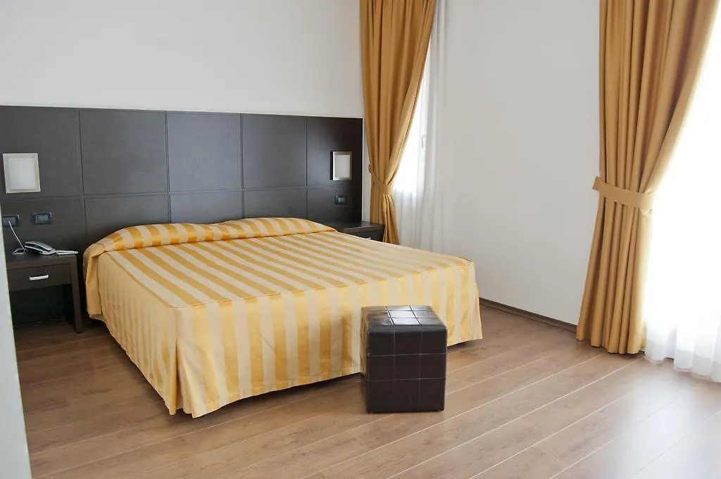 ***  Hotel Leon Bianco Адриа Италия