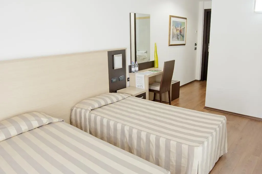 Hotel Leon Bianco Адриа